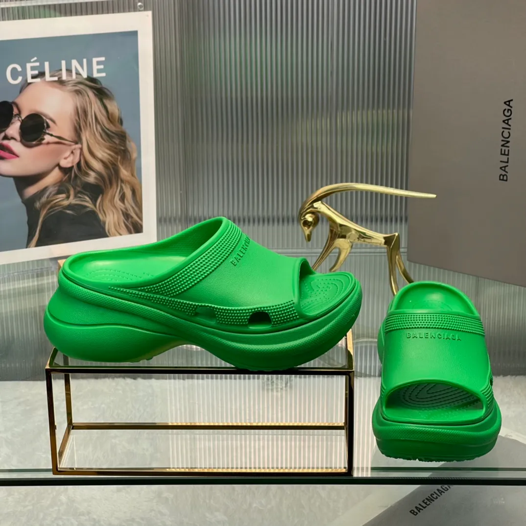 👟👟Ex-factory price 380👟👟 35-41 ‍🔥 ‍🔥 ‍🔥Balenciaga’s latest hole-in-the-wall slippers are now available! 🎉🎉🎉A sandal that is popular on Instagram, 🎊🎊🎊 and all major platforms of Xiaohongshu! Made of high-tech materials and molded in one piece, it is lightweight, wear-resistant, and waterproof! ✨✨✨ The heel height is 6CM. The colors are being added one after another to meet your various color combinations and different needs. A very cost-effective product!